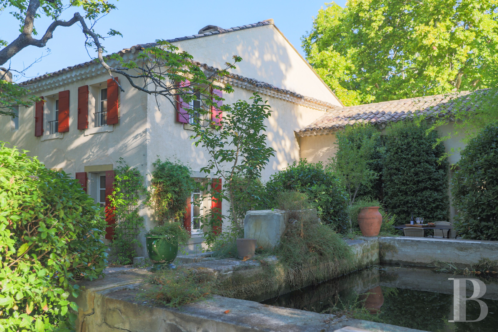 Dans le Vaucluse, au sud-est de Cairanne, une maison dédiée à la villégiature au cœur d’un domaine viticole  - photo  n°1